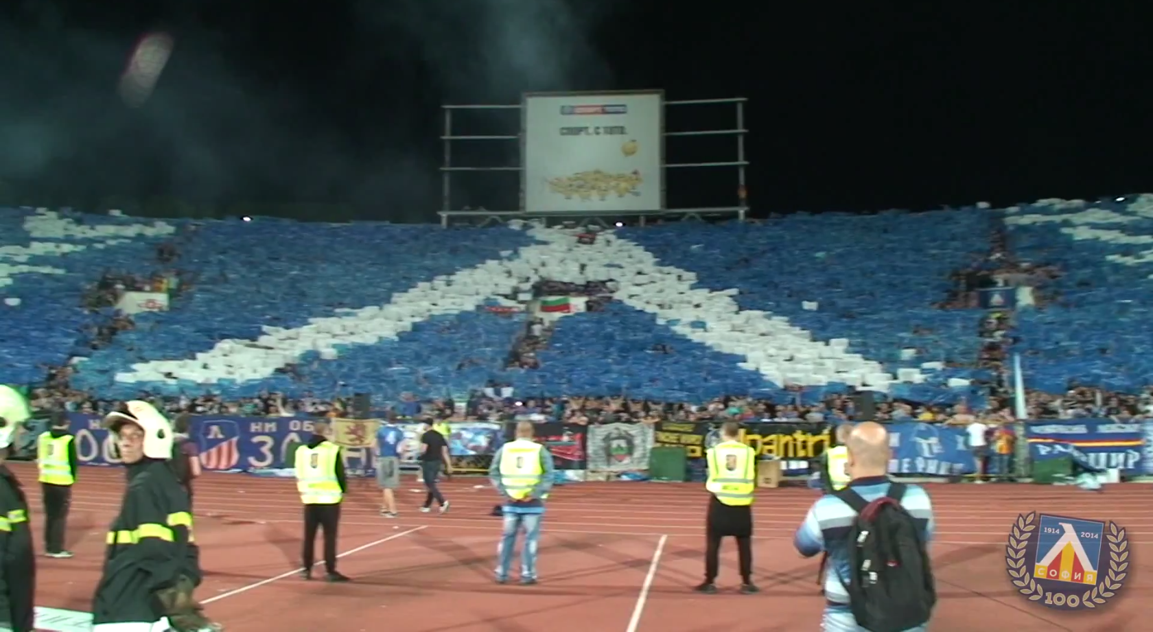 Supportrarna anordnade ett tifo som involverade hela stadion.